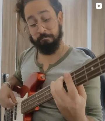 Reel: Daniel tocando el bajo