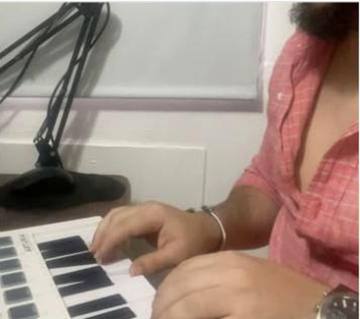 Reel: manos en el piano
